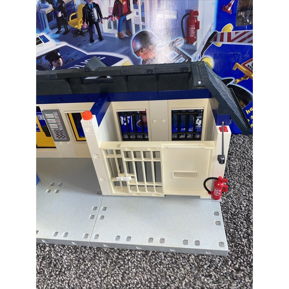Vintage Playmobil Set 3085 Police Station Adventure Set With Extra People & Accs - Picture 12 of 16
